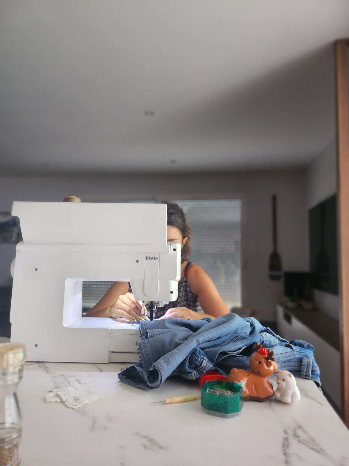 Coralie, couturière et créatrice d'accessoires souvenirs à partir des vêtements d'enfant ou bébé ou être cher. Je couds sur ma machine à coudre Pfaff entourée de mes enfants 
