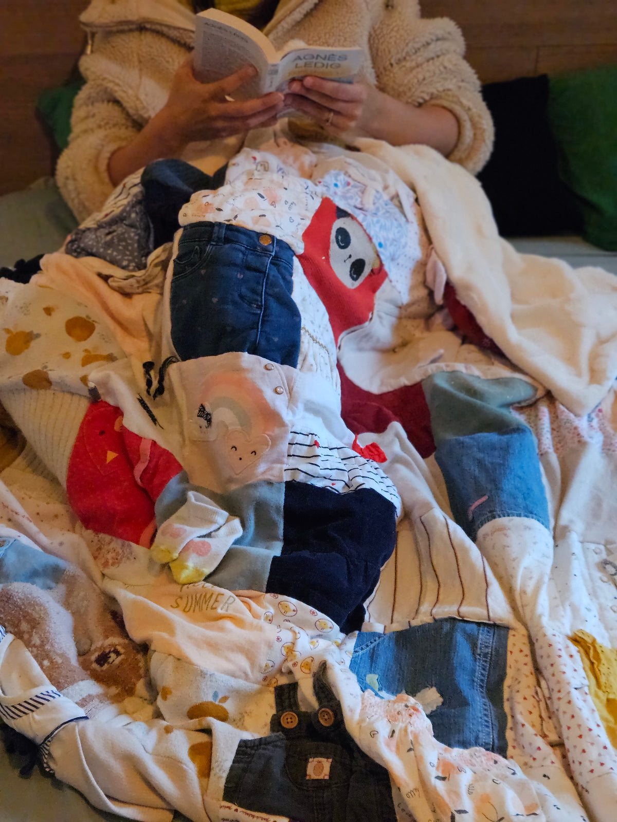 Couverture souvenir à partir de vêtements bébé e enfant ou être cher. Couverture souvenir patchwork pour la lecture.  
