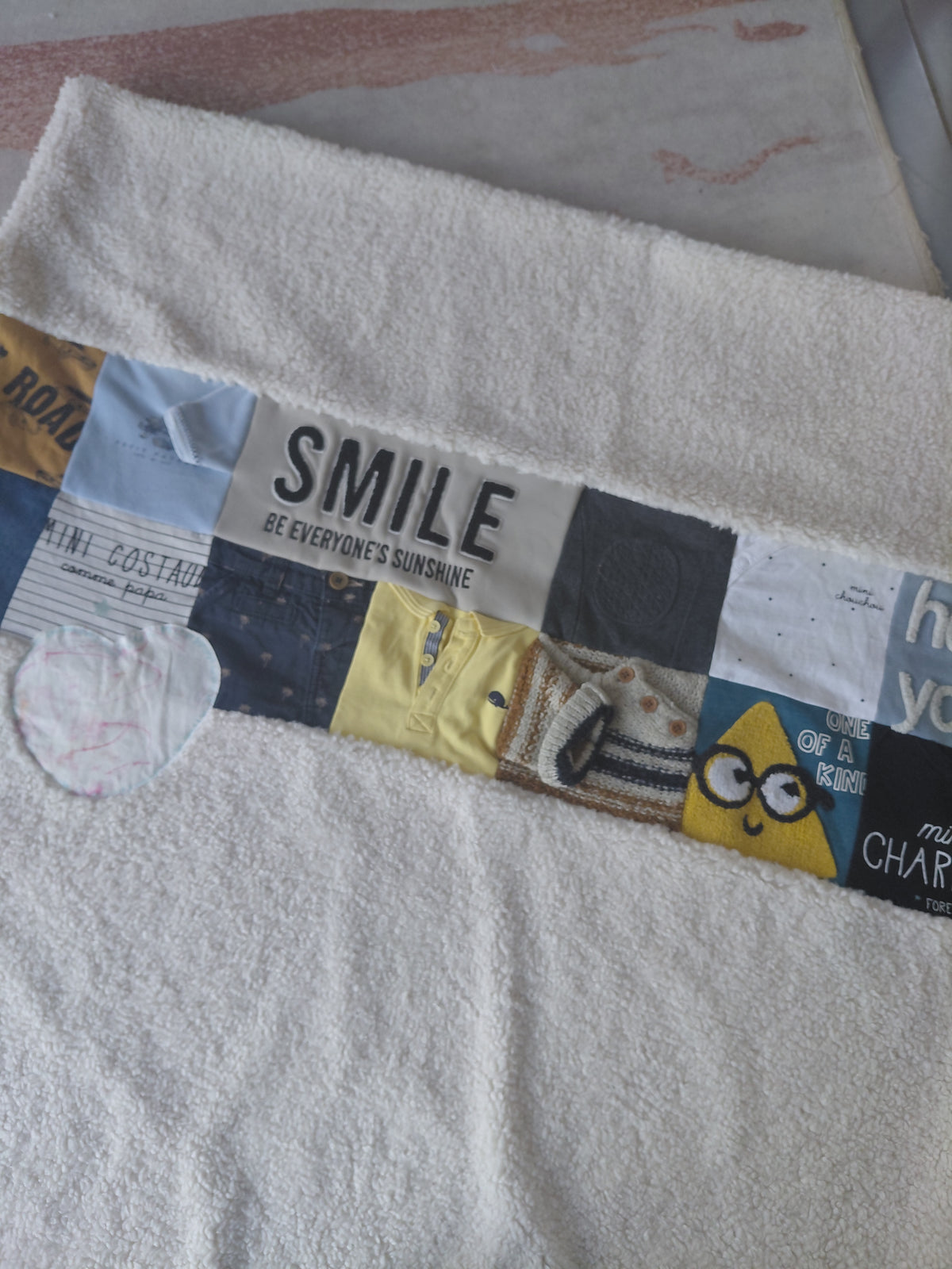 A partir de vêtement bébé, enfant, adultes, personnes chères... Couverture souvenir avec bandeau
Impression dessin ou photo sur tissu.