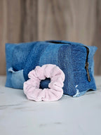 Trousse de toilette personnalisée à partir de jean.
Création unique pour voyager.
Tenue upcyclé en trousse de toilette
Vêtement bébé transformé en sac de toilette.
