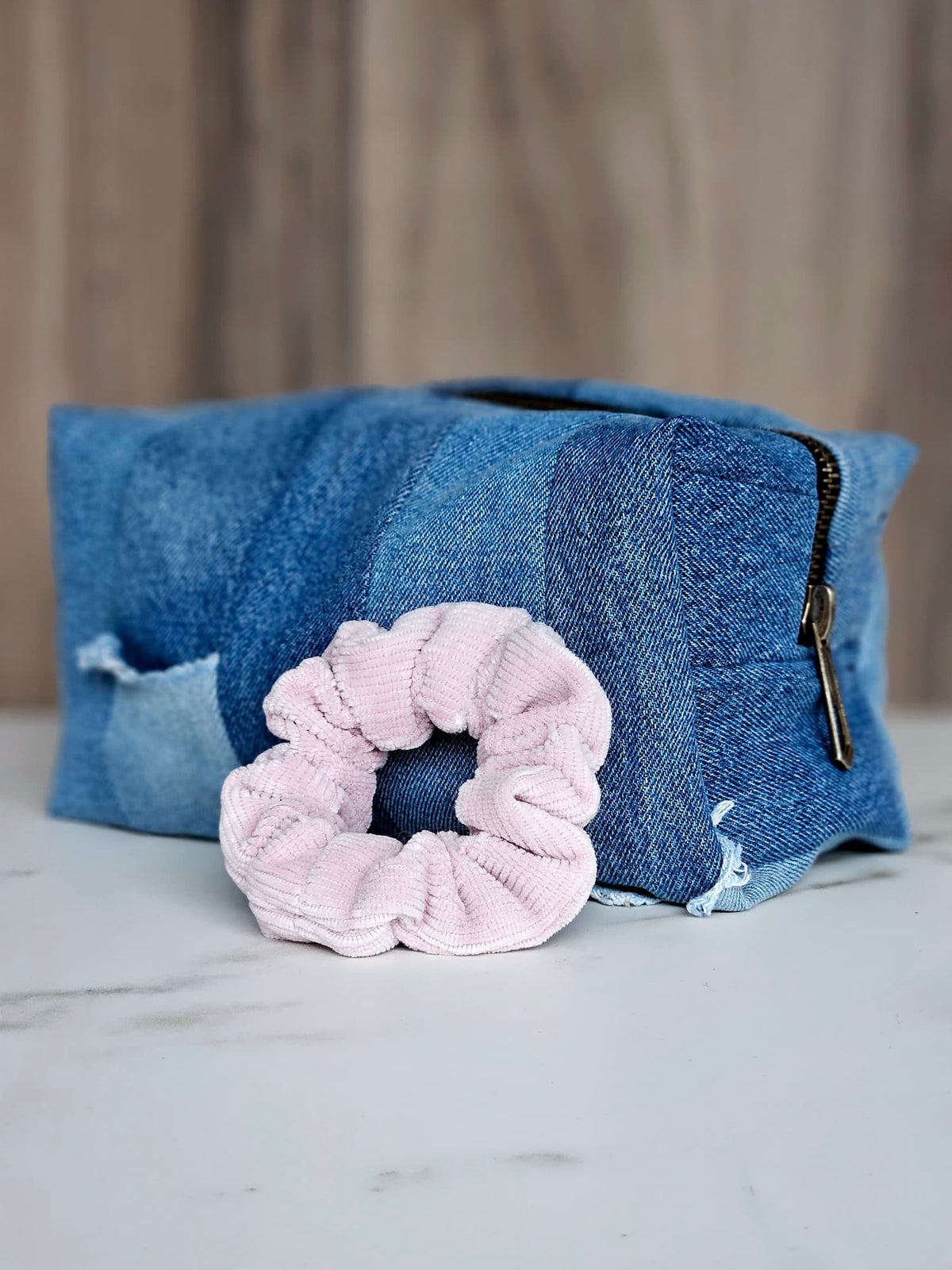 Trousse de toilette personnalisée à partir de jean.
Création unique pour voyager.
Tenue upcyclé en trousse de toilette
Vêtement bébé transformé en sac de toilette.
