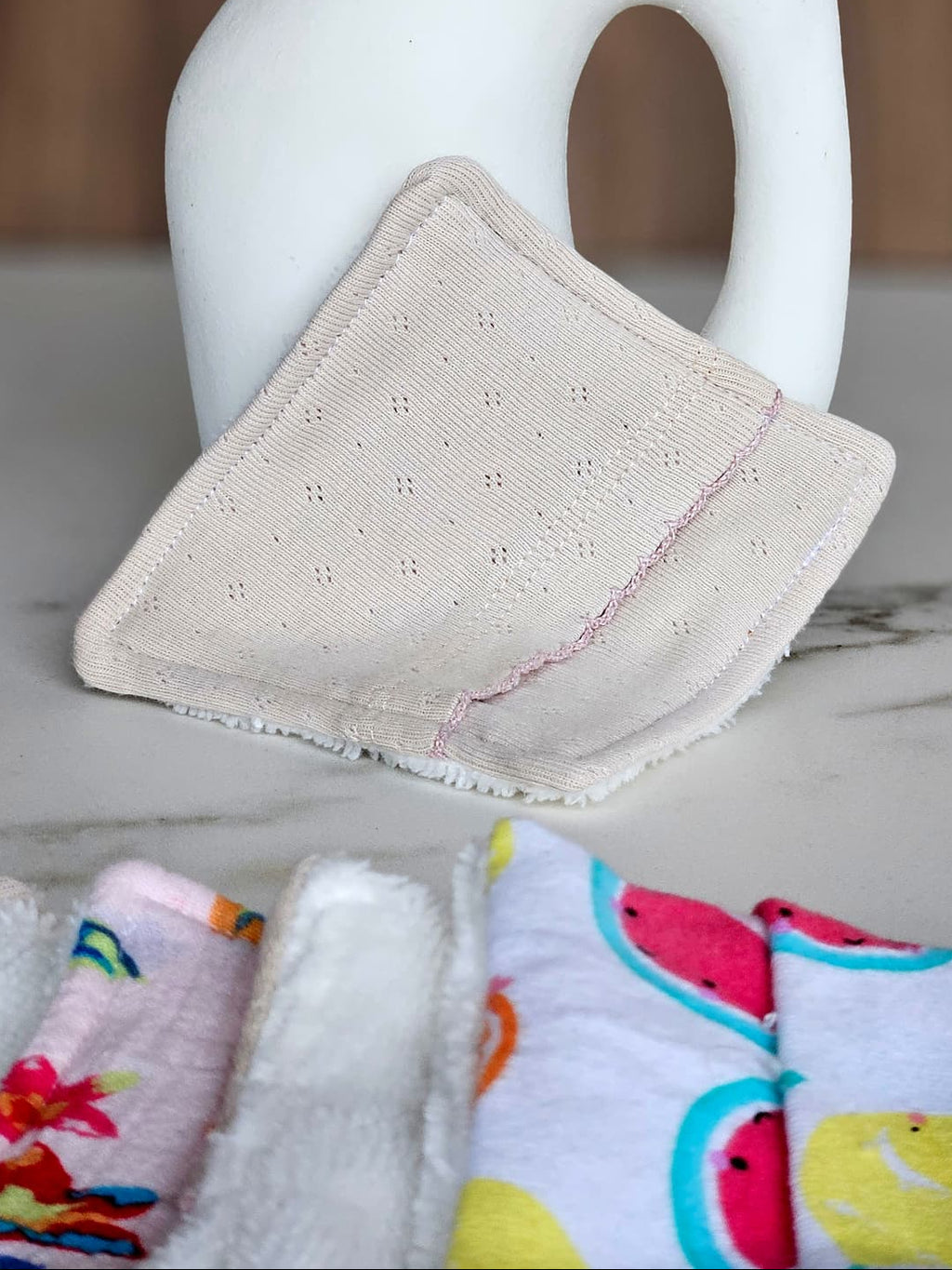 Débarbouillette douce grâce à son éponge de bambou. Ecologique par son tissu certifié Oeko-Tex Standard 100. Douceur et tenue dans le temps. Uile pour se laver le visage, se le nettoyer ou se démaquiller. Respecte les peaux sensibles comme celle de vos bébés.
