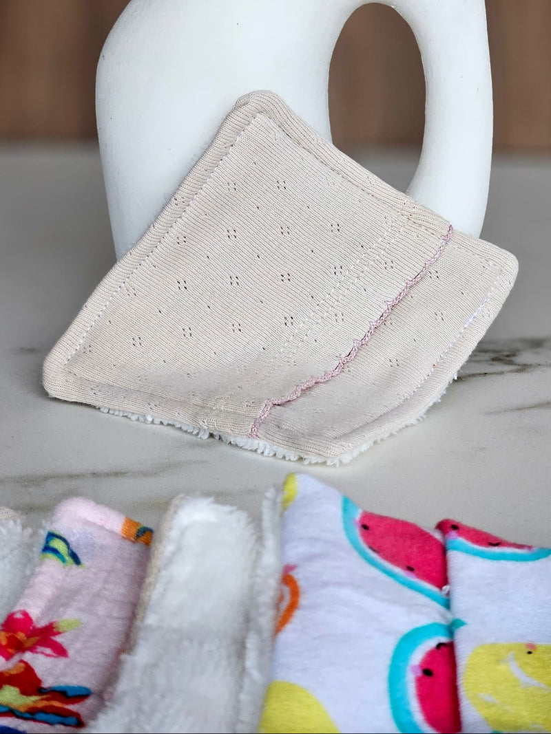 Débarbouillette douce grâce à son éponge de bambou. Ecologique par son tissu certifié Oeko-Tex Standard 100. Douceur et tenue dans le temps. Uile pour se laver le visage, se le nettoyer ou se démaquiller. Respecte les peaux sensibles comme celle de vos bébés.