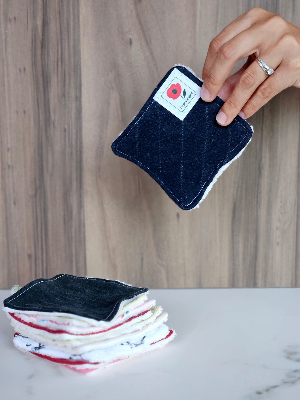Lingettes ou débarbouillettes lavables en éponge de bambou certifiée Oeko-Tex Standard 100. Se lave en machine. Douceur intense. Recyclé à partir de vêtement de bébé. Utile pour se démaquiller ou encore pour nettoyer bébé. Douce pour la peau. 