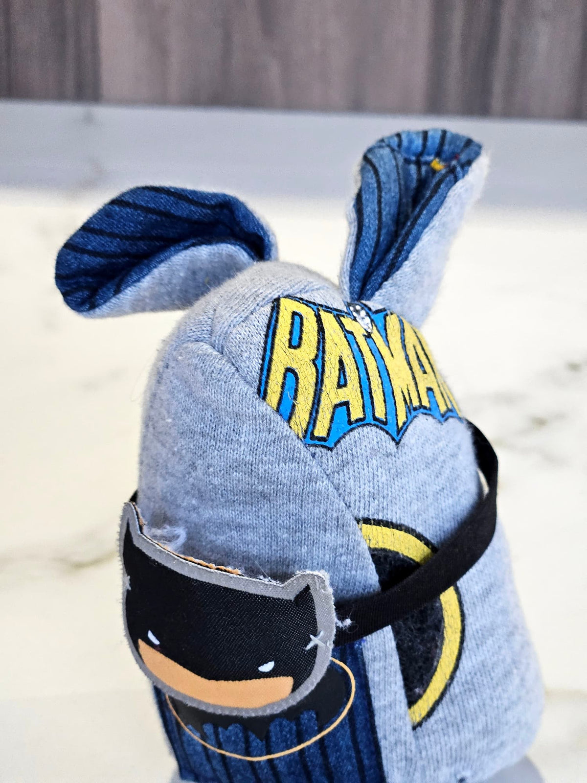 Peluche souvenir personnalisée souris dent de lait. Permet à l'enfant de l'accompagner dans cette étape. Poche sur la petite souris pour déposer la pièce ou récompense.