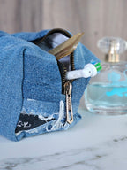 Trousse de toilette unique à partir de vêtements enfant.
Création personnalisée pour voyager.
Jean upcyclé en trousse de toilette
Vêtement bébé transformé en sac de toilette.
Trousse de toilette souvenir fermeture à glissière 