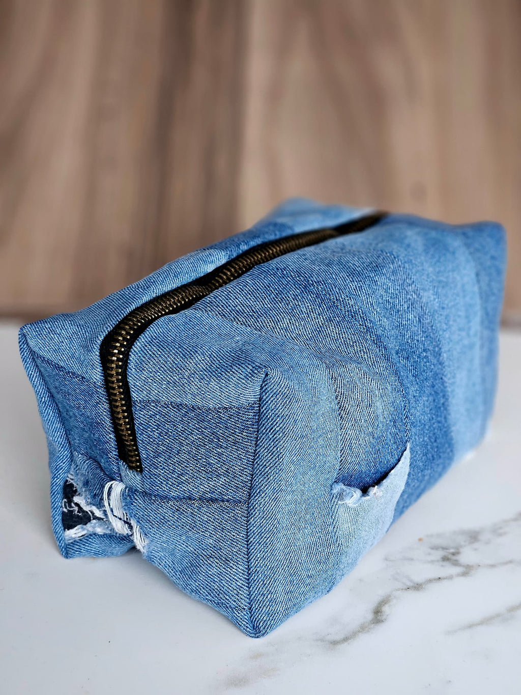Détail trousse de toilette unique à partir de vêtements enfant.
Création unique pour voyager.
Jean upcyclé en trousse de toilette
Vêtement bébé transformé en sac de toilette.
