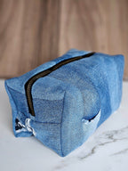 Détail trousse de toilette unique à partir de vêtements enfant.
Création unique pour voyager.
Jean upcyclé en trousse de toilette
Vêtement bébé transformé en sac de toilette.
