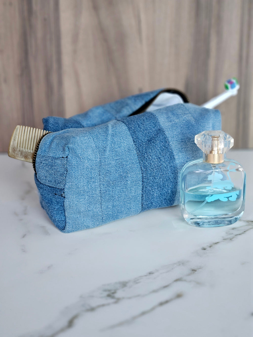 Trousse de toilette unique à partir de vêtements enfant.
Création unique pour voyager.
Jean upcyclé en trousse de toilette
Vêtement bébé transformé en sac de toilette. Idée cadeau
