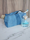 Trousse de toilette unique à partir de vêtements enfant.
Création unique pour voyager.
Jean upcyclé en trousse de toilette
Vêtement bébé transformé en sac de toilette. Idée cadeau
