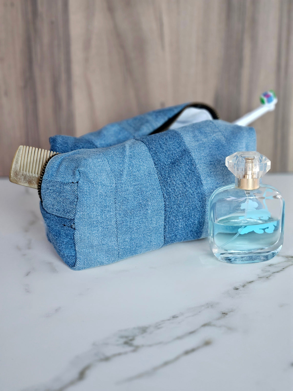 Trousse de toilette unique à partir de vêtements enfant.
Création unique pour voyager.
Jean upcyclé en trousse de toilette
Vêtement bébé transformé en sac de toilette. Idée cadeau
