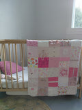 Plaid fille personnalisé unique mis en situation sur un lit à barreau. Couverture souvenir 75x90cm pour enfant. Couette non rembourrée pour l'école.
