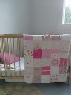 Plaid fille personnalisé unique mis en situation sur un lit à barreau. Couverture souvenir 75x90cm pour enfant. Couette non rembourrée pour l'école.