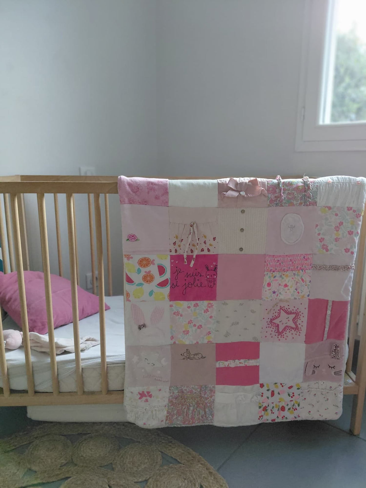 Plaid fille personnalisé unique mis en situation sur un lit à barreau. Couverture souvenir 75x90cm pour enfant. Couette non rembourrée pour l'école.