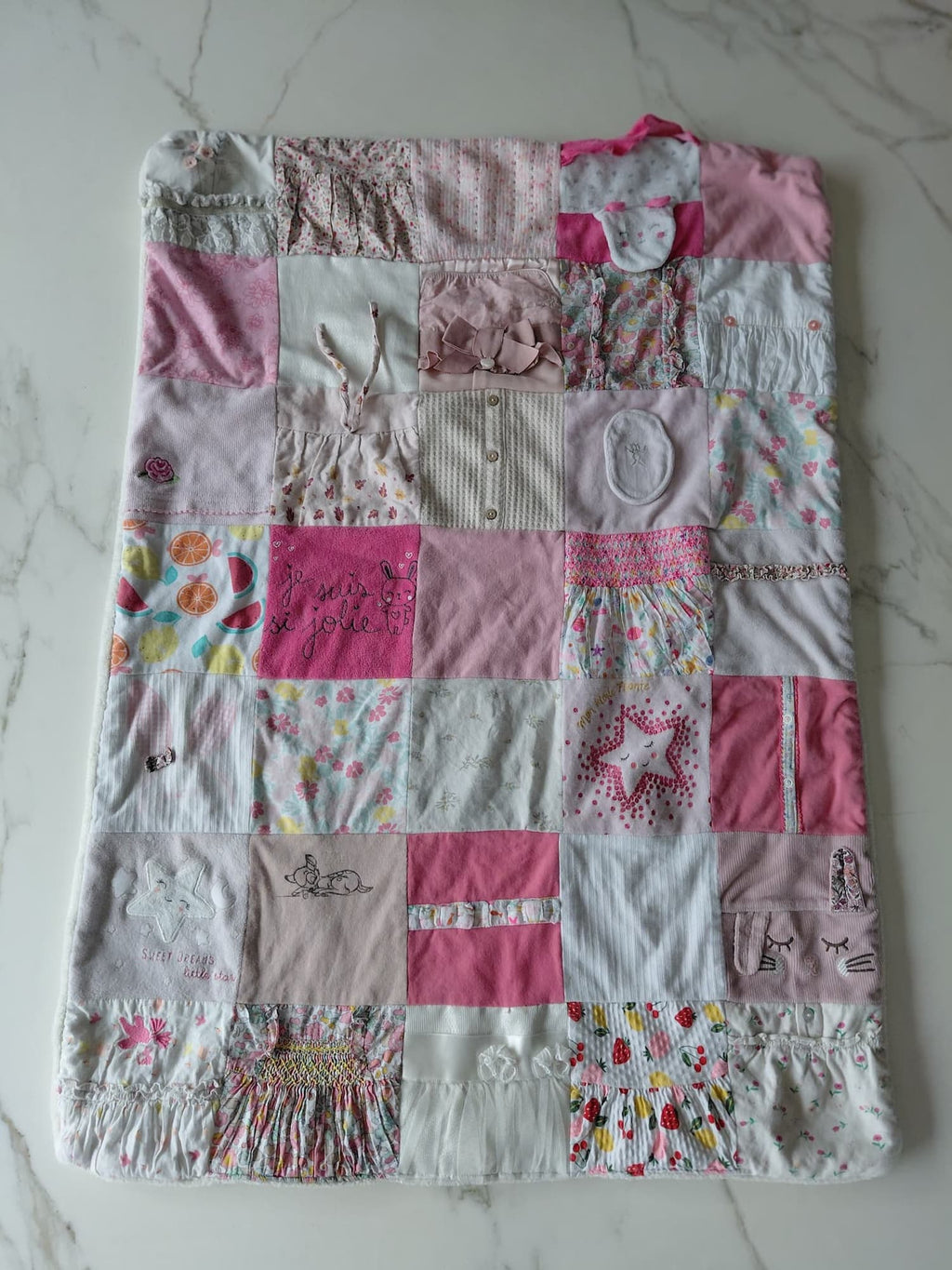Plaid souvenir fille confectionné à partir des vêtements enfant. Couverture 75x90cm pour un enfant. Couverture personnalisée légère pour l'école. 
