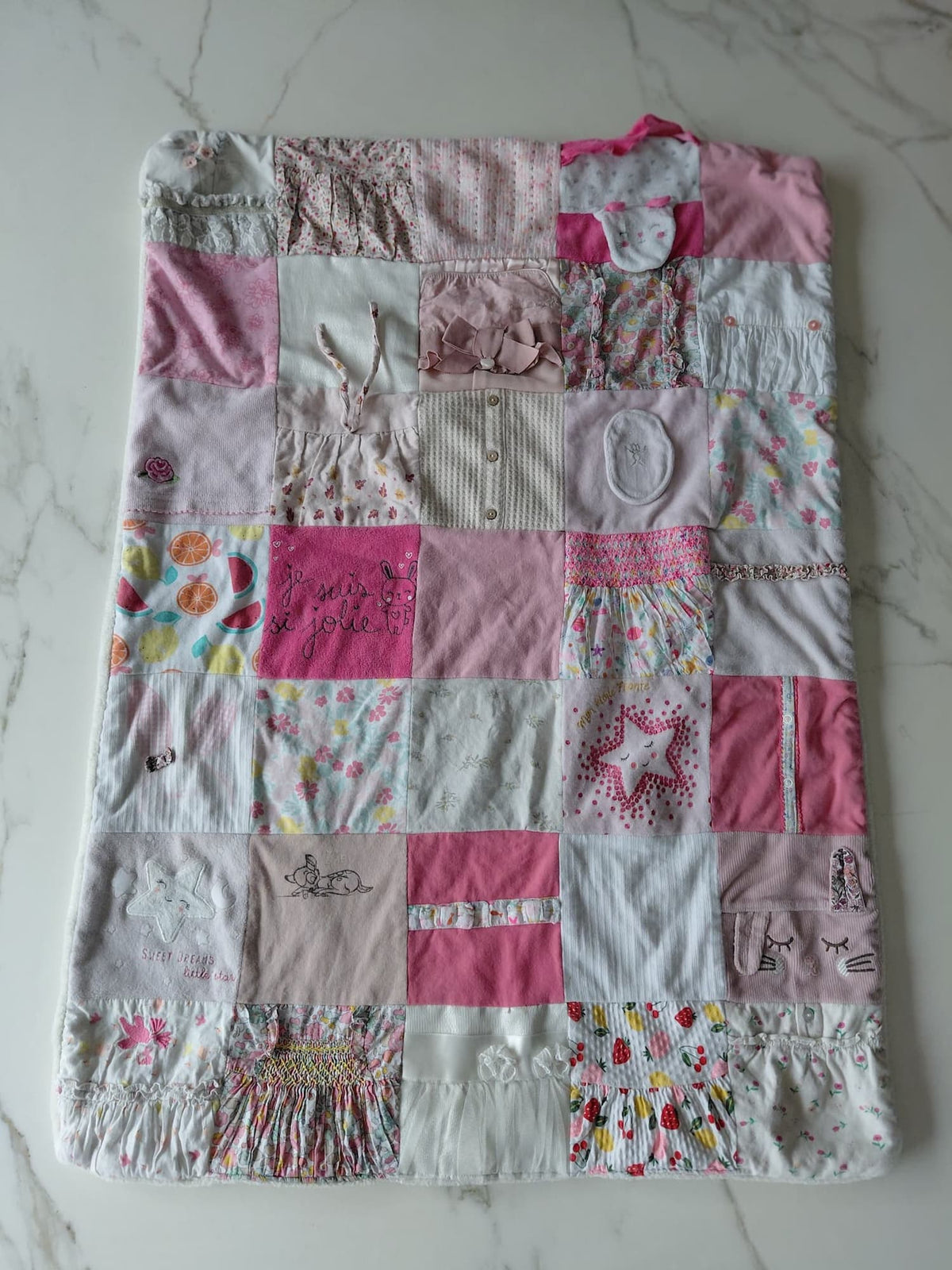 Plaid souvenir fille confectionné à partir des vêtements enfant. Couverture 75x90cm pour un enfant. Couverture personnalisée légère pour l'école. 