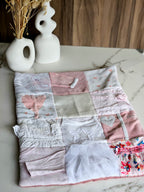 Transformation des vêtements bébé et enfant en accessoire souvenir. Couverture rembourrée personnalisée 45x60cm. Cadeau unique poupée ou poupon.