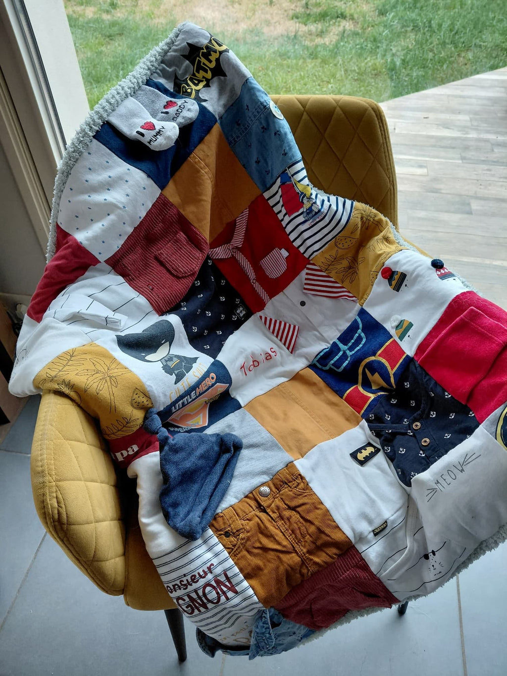 Offrez une seconde vie à vos vêtements trop petits. Passez d'une tenue à une couverture rembourrée unique et personnalisée comme un patchwork de vos souvenirs. Intégrez ses accessoires comme un bonnet ou une chaussette.