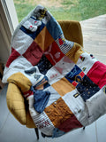 Offrez une seconde vie à vos vêtements trop petits. Passez d'une tenue à une couverture rembourrée unique et personnalisée comme un patchwork de vos souvenirs. Intégrez ses accessoires comme un bonnet ou une chaussette.