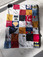 Patchwork de vêtements bébé ou enfant ou être cher disparu. Prénom brodé à la main. Accessoires bébé incrustés. Couverture souvenir épaisse 75x90cm. Parfaite pour un enfant.