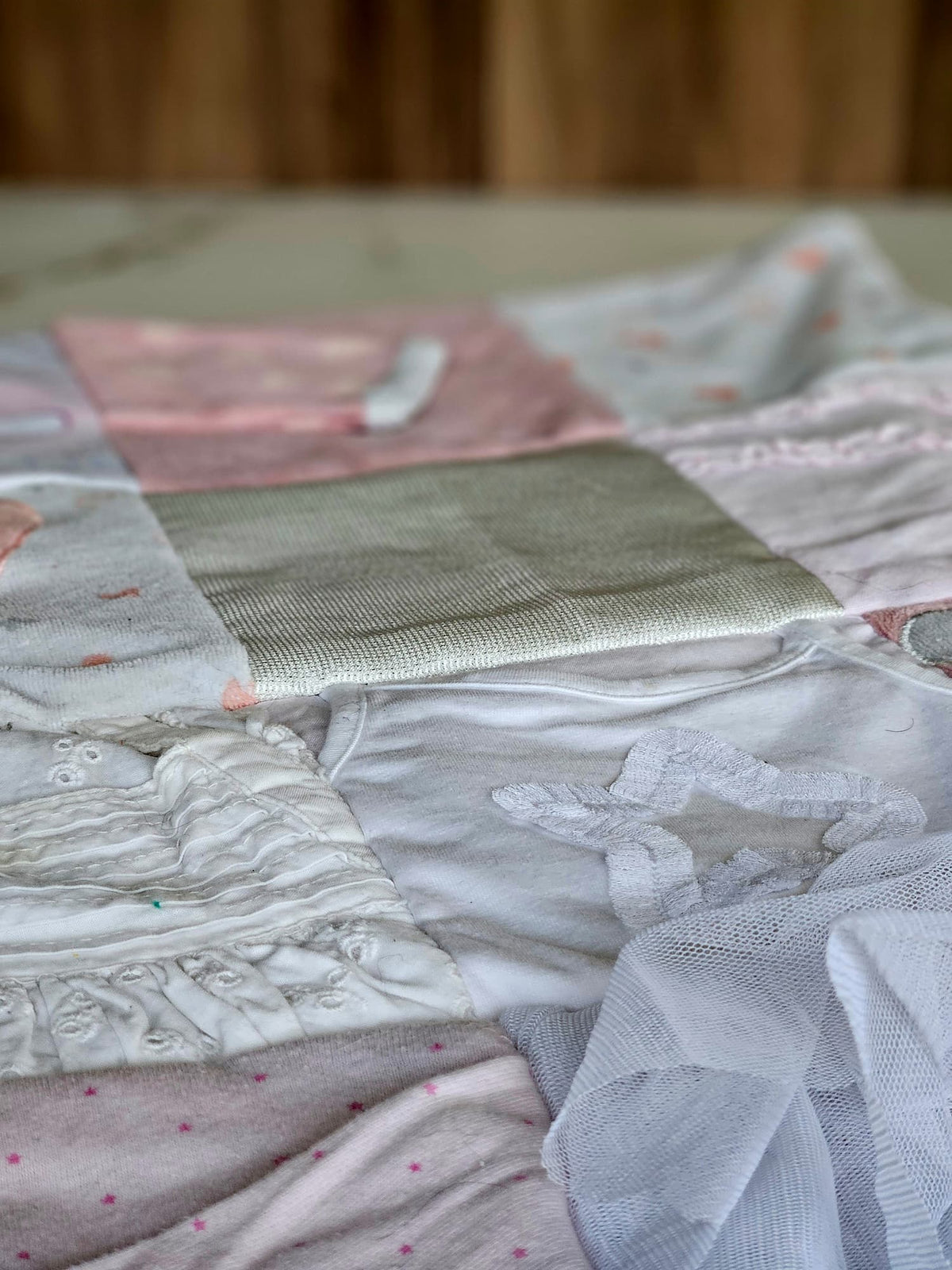 Détail de la couverture souvenir fille confectionnée à partir de vos vêtements bébé devenus trop petits
