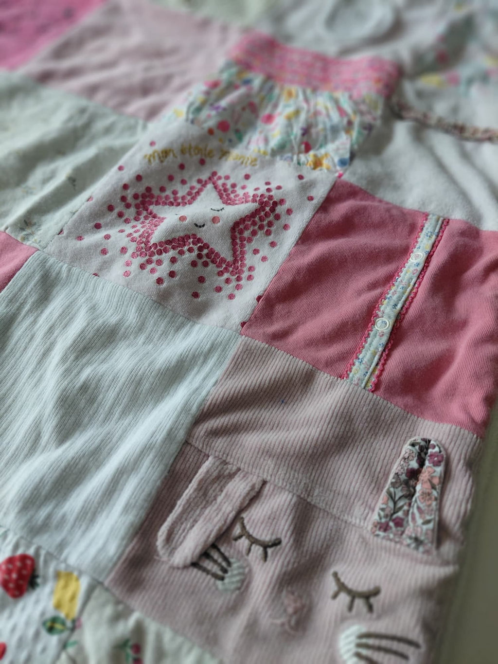 Détail couverture souvenir à partir des vêtements enfant et bébé. Teinte rose fille de la couverture unique personnalisée. 
