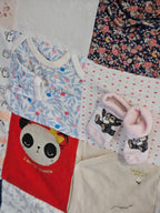 Détail du plaid souvenir créé à partir des vêtements de bébé. Accessoires incrustés sur le plaid unique.