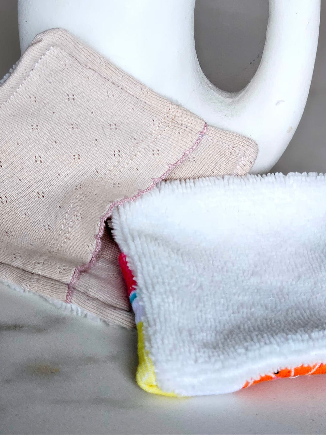 Lingettes lavables en éponge de bambou certifiée Oeko-Tex Sandard 100. Lingettes très douce. Ouverture pour passer la main et avoir une bonne prise en main. Gant lavable pour nettoyer son bébé, pour se démaquiller, pour laver son visage. Lingettes écologiques et recyclées. Lingettes à partir de vêtements d'enfant.