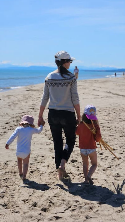 Coralie, créatrice de Le Popelipot avec ses deux filles à la plage. Rappel des souvenirs gravés dans les vêtements d'enfant ou être cher.