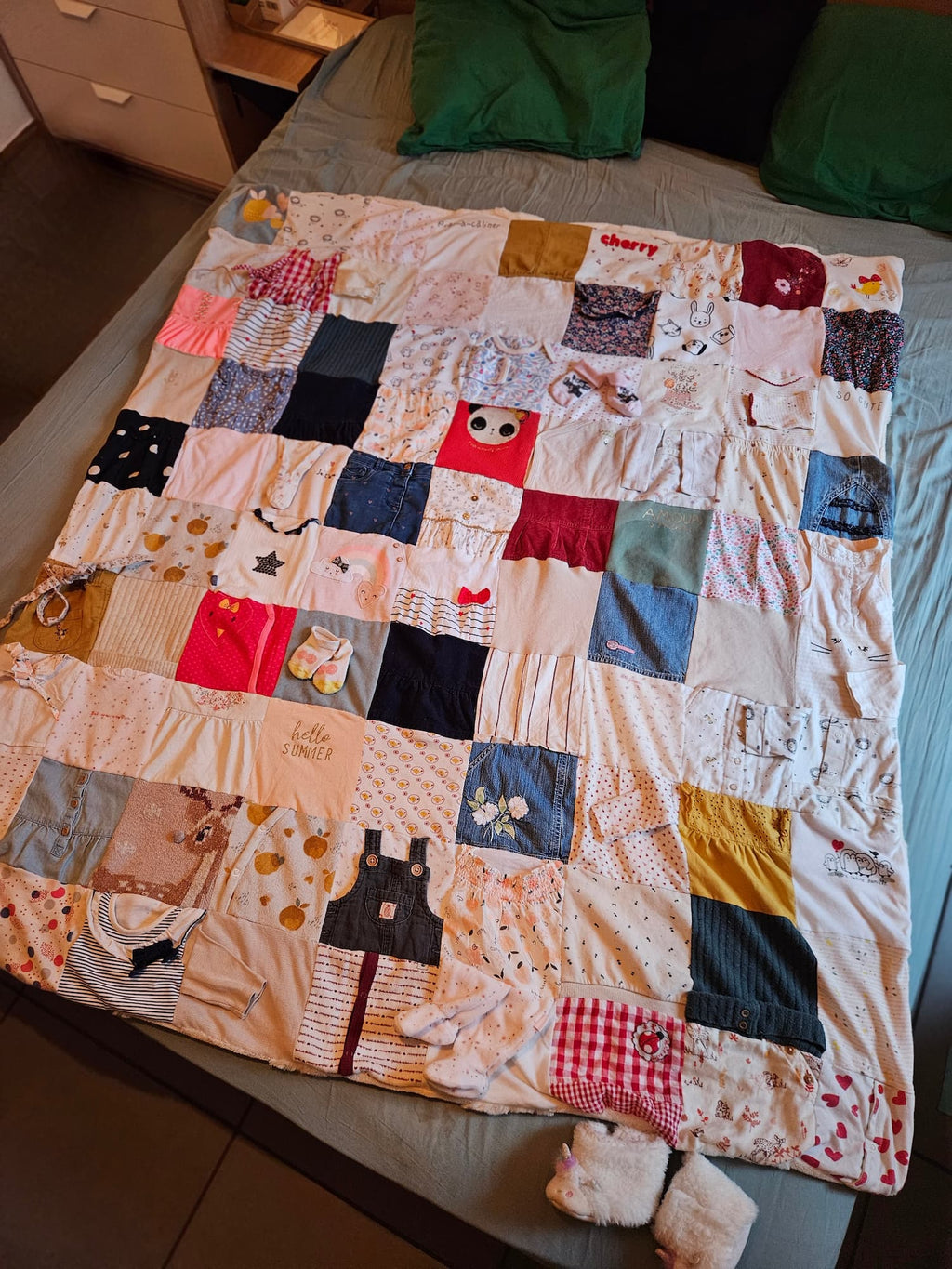 Plaid souvenir unique cousu à partir des vêtements enfant ou bébé. Grande couverture de 135x150cm personnalisée non rembourrée. 