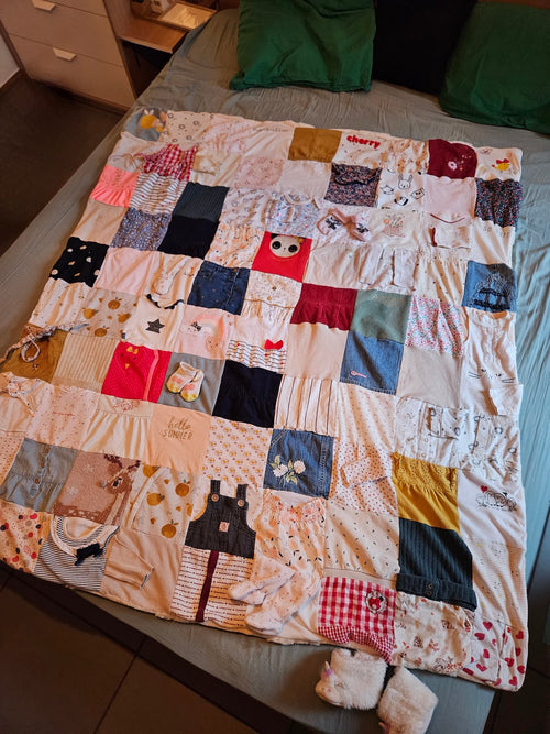 Plaid souvenir unique cousu à partir des vêtements enfant ou bébé. Grande couverture de 135x150cm personnalisée non rembourrée. 