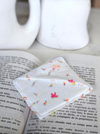 Marque-page d'angle artisanal réalisé à partir des vêtements de vos bébés
