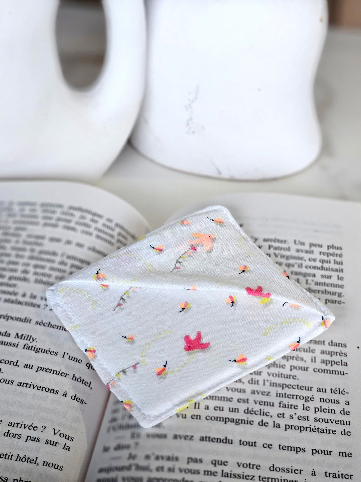 Marque-page d'angle artisanal réalisé à partir des vêtements de vos bébés