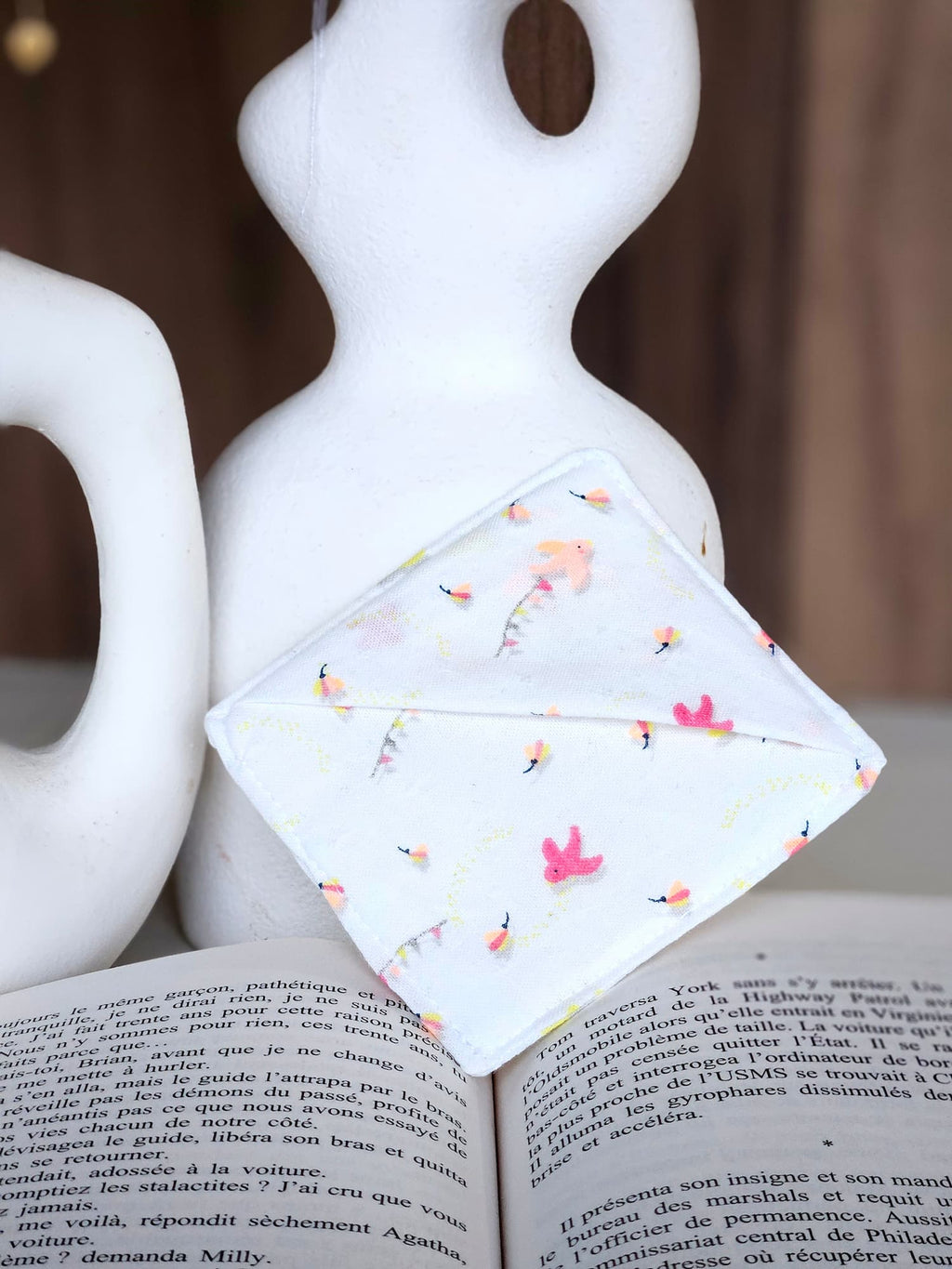 Marque-page d'angle artisanal réalisé à partir des vêtements de vos bébés