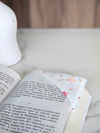 Marque-page d'angle artisanal réalisé à partir des vêtements de vos bébés