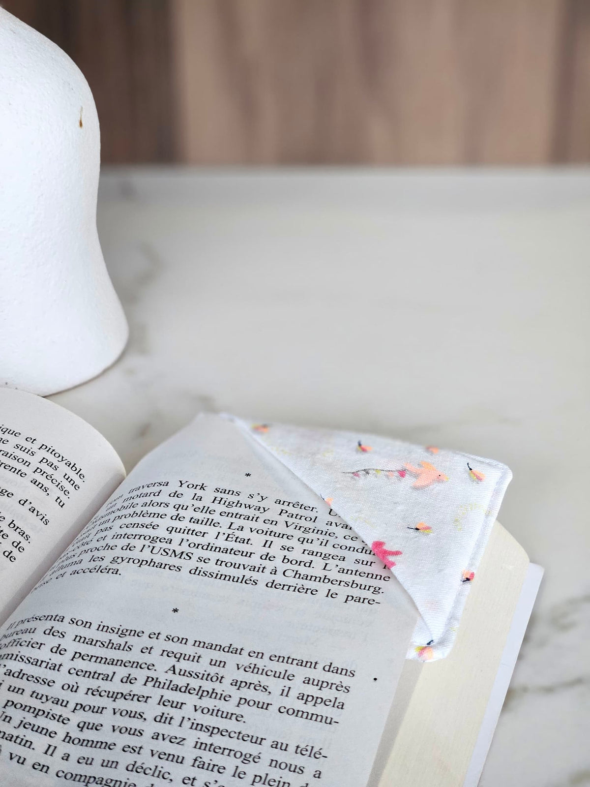 Marque-page d'angle artisanal réalisé à partir des vêtements de vos bébés