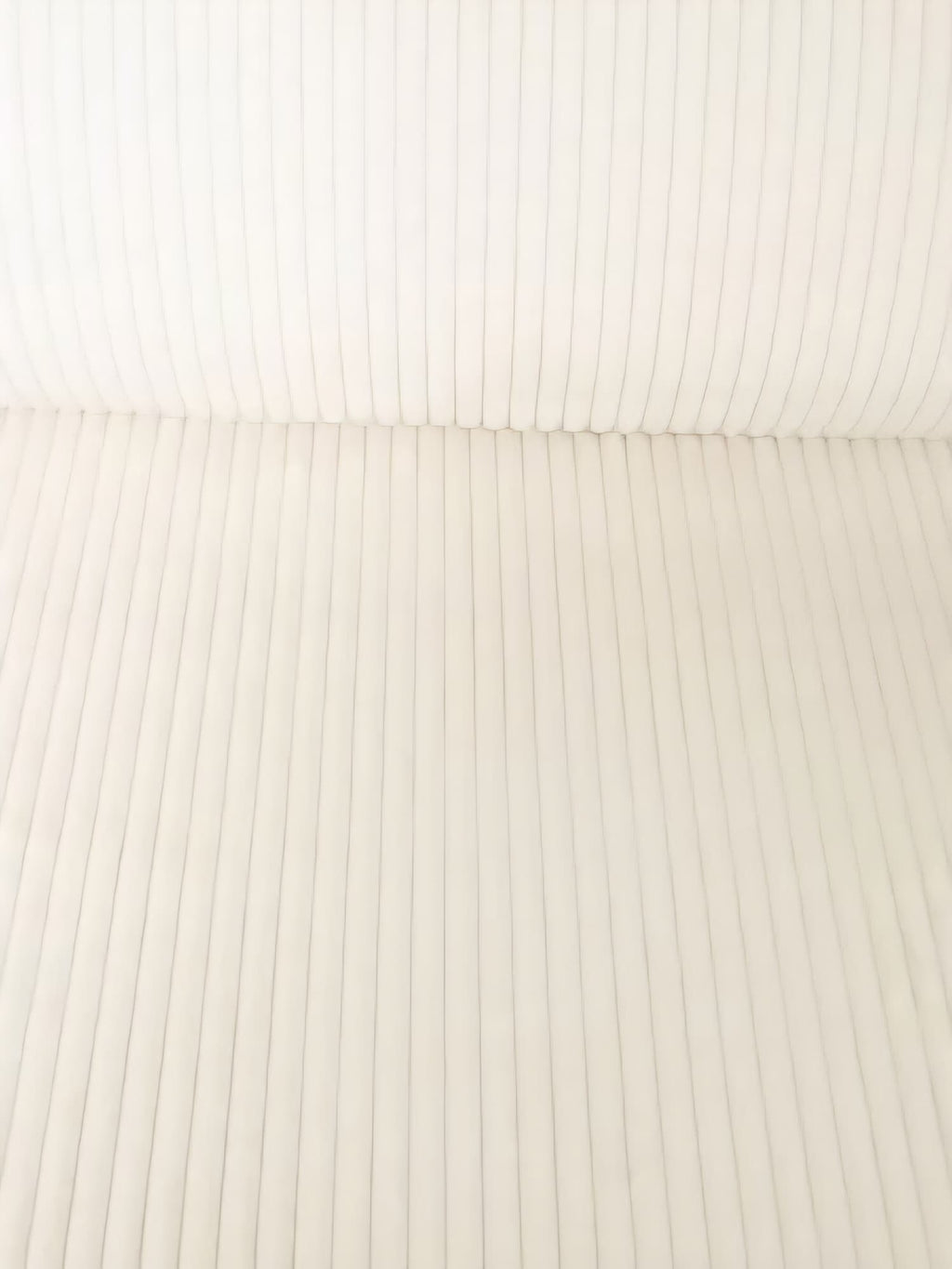 Tissu côtelé doux minky de couleur écru. Certifié Oeko Tex Standard. Tissu rayé en 100% polyester.