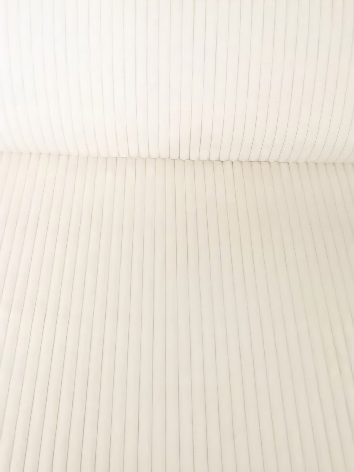 Tissu côtelé doux minky de couleur écru. Certifié Oeko Tex Standard. Tissu rayé en 100% polyester.